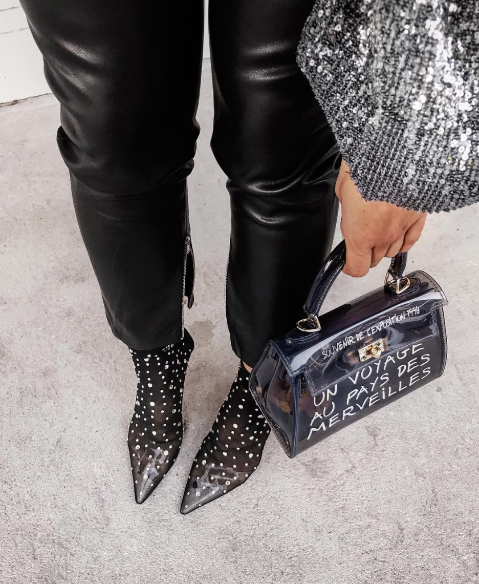 Hanna Friberg bär upp en transparent väska och boots Hanna Friberg bär upp en transparent väska och boots